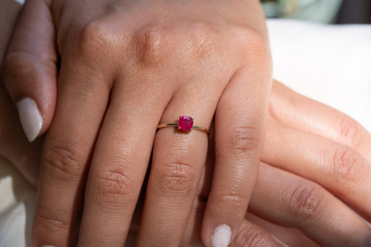 Rubin Ring aus Gold im Kissenschliff