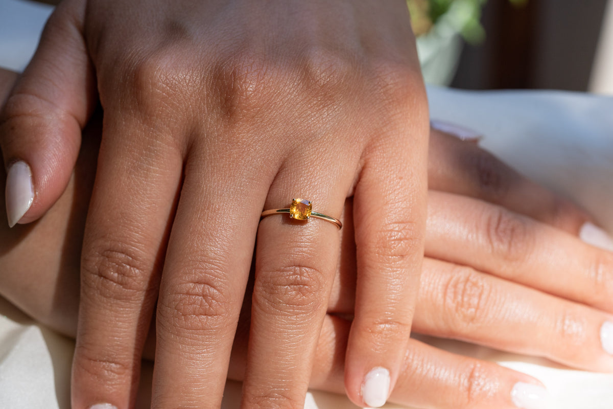 Mandarin Granat Ring aus Gold im Kissenschliff