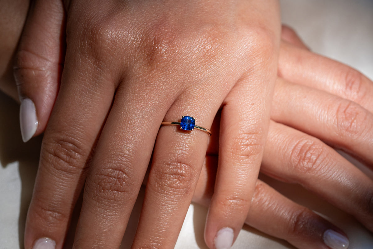 Blauer Saphir Ring aus Gold im Kissenschliff