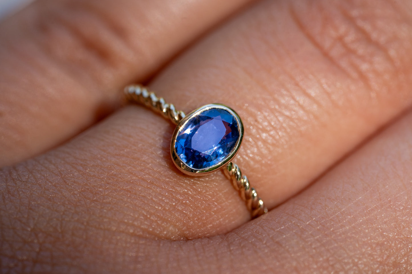 Twisted Blauer Saphir Ring aus Gold in Zargenfassung