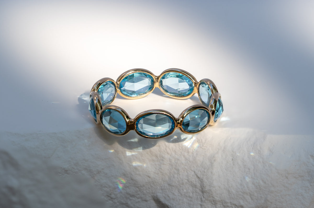 Topas Eternity Ring aus Gold