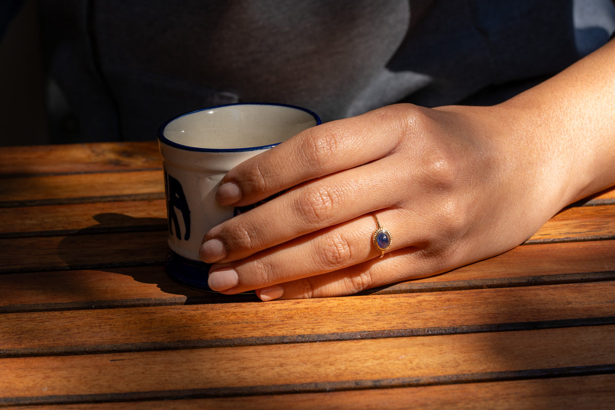 Cabochon Saphir Ring im Vintage Stil aus Gold in Zargenfassung