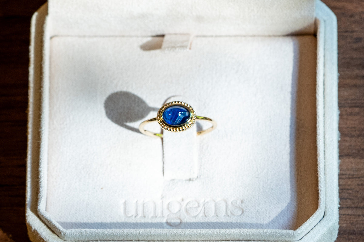 Cabochon Saphir Ring im Vintage Stil aus Gold in Zargenfassung
