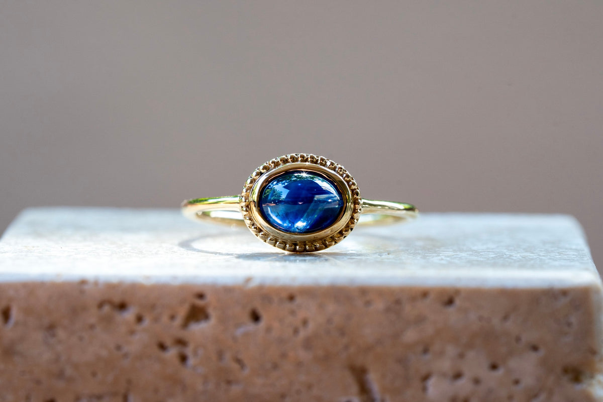Cabochon Saphir Ring im Vintage Stil aus Gold in Zargenfassung