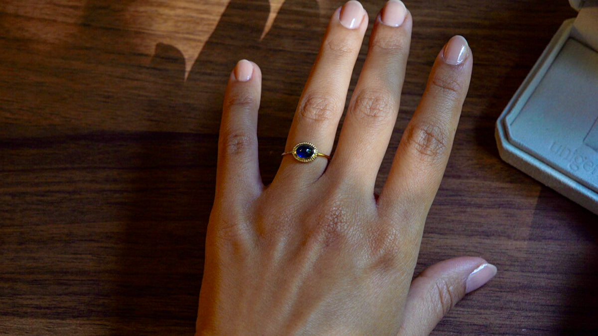 Cabochon Saphir Ring im Vintage Stil aus Gold in Zargenfassung