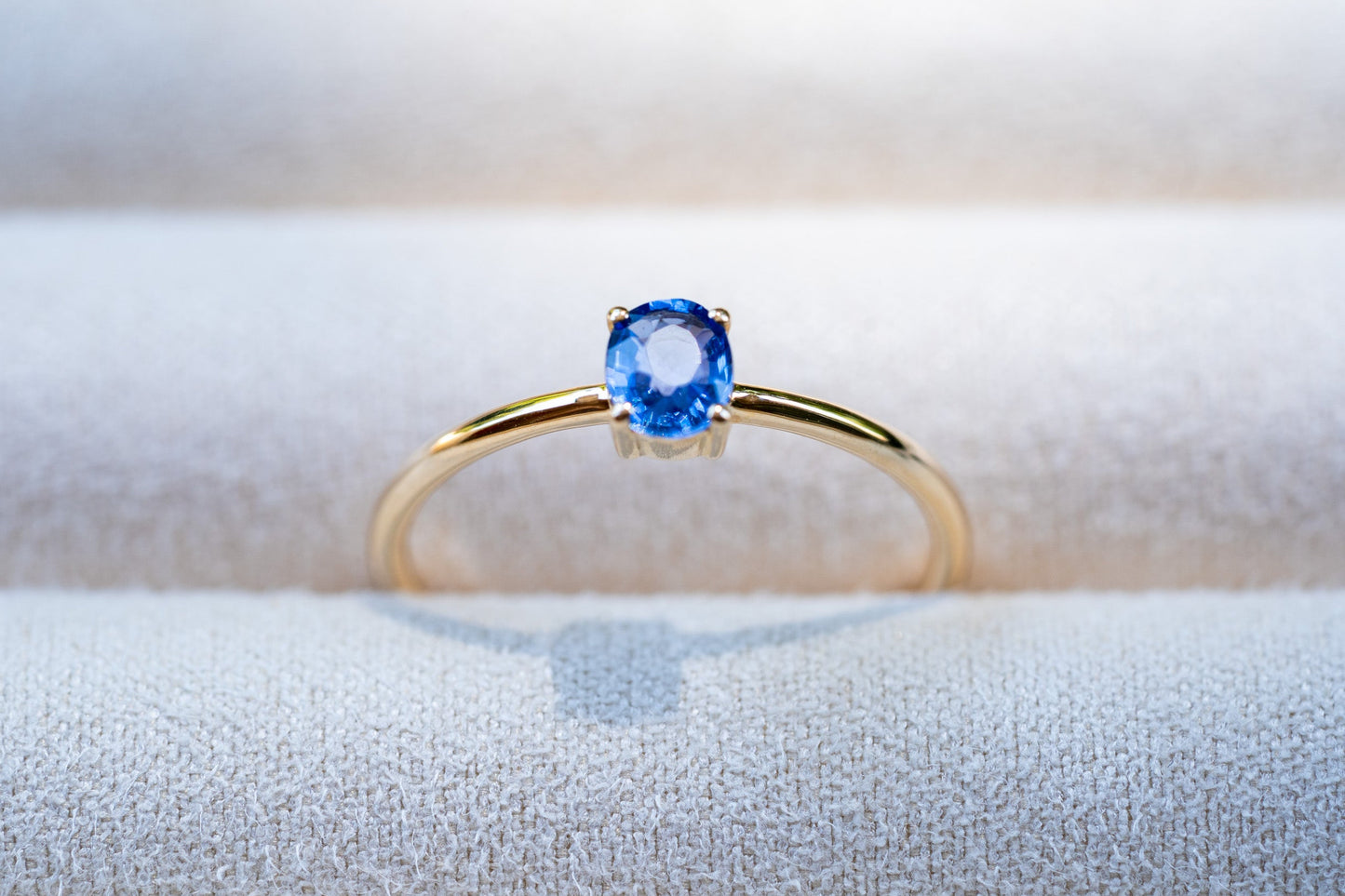 Ovaler Blauer Saphir Ring aus Gold