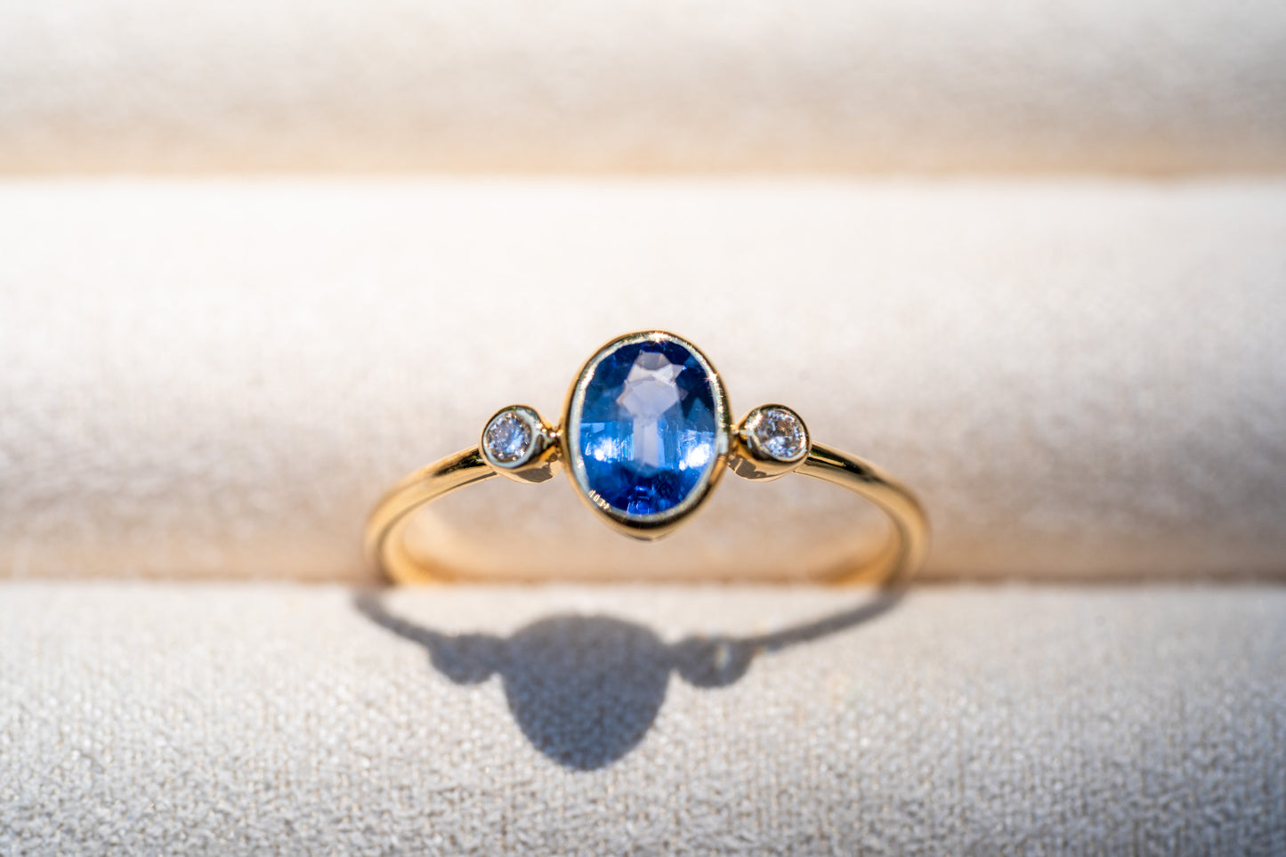 Blauer Saphir Ring aus Gold mit Diamant-Akzentsteine