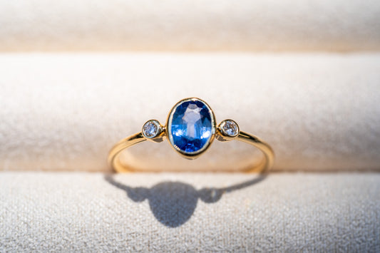 Blauer Saphir Ring aus Gold mit Diamant-Akzentsteine