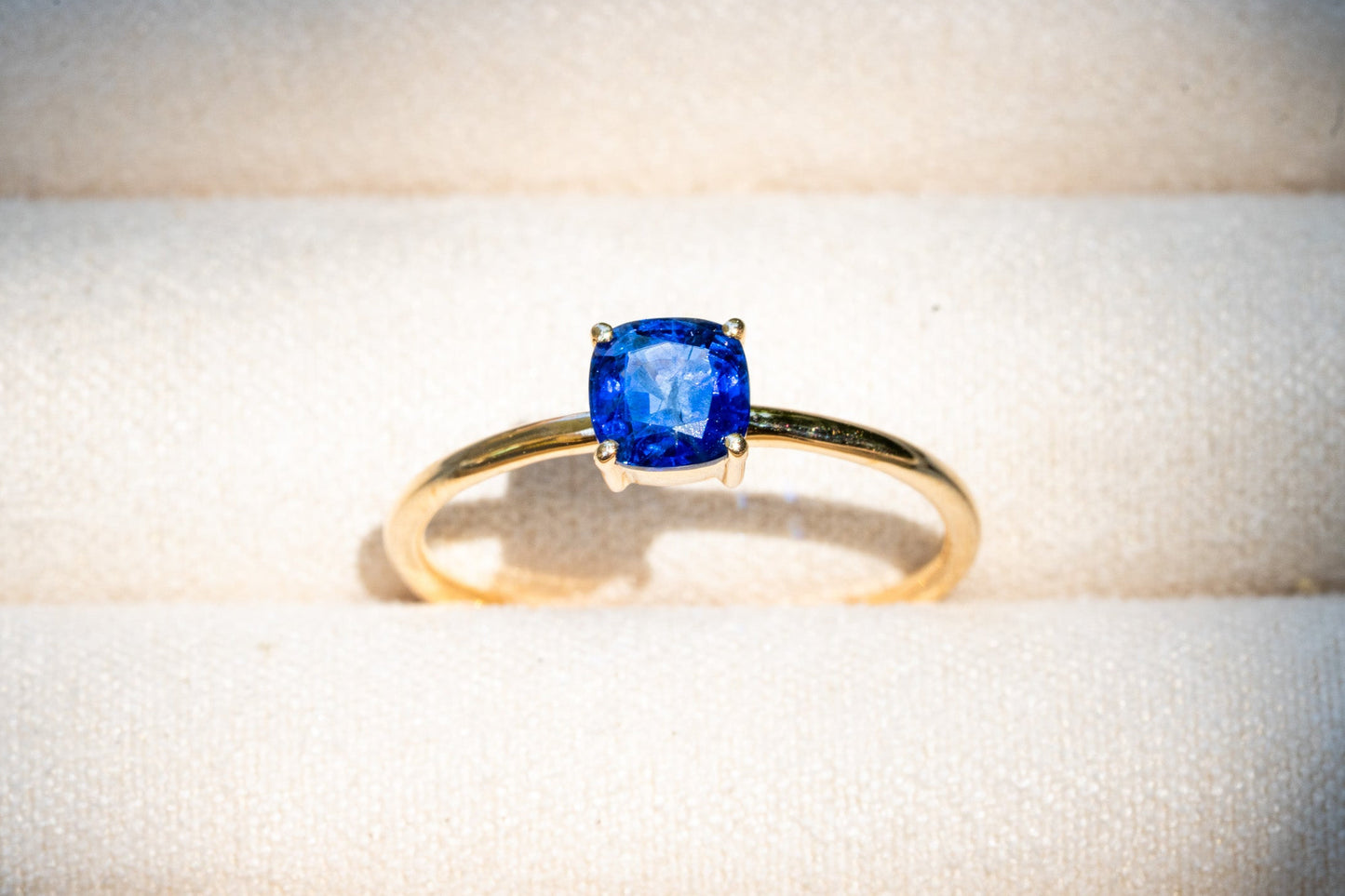 Blauer Saphir Ring aus Gold im Kissenschliff