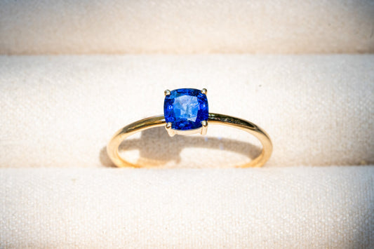 Blauer Saphir Ring aus Gold im Kissenschliff