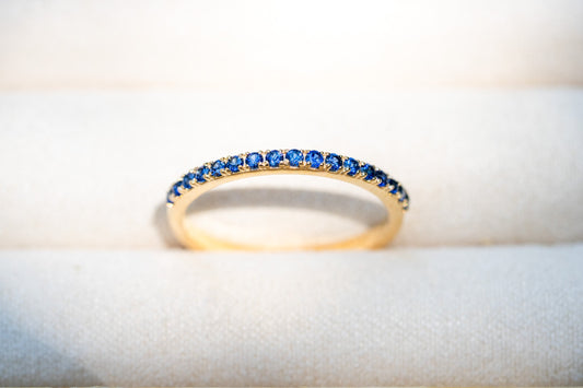 Half Eternity Blauer Saphir Ring aus Gold