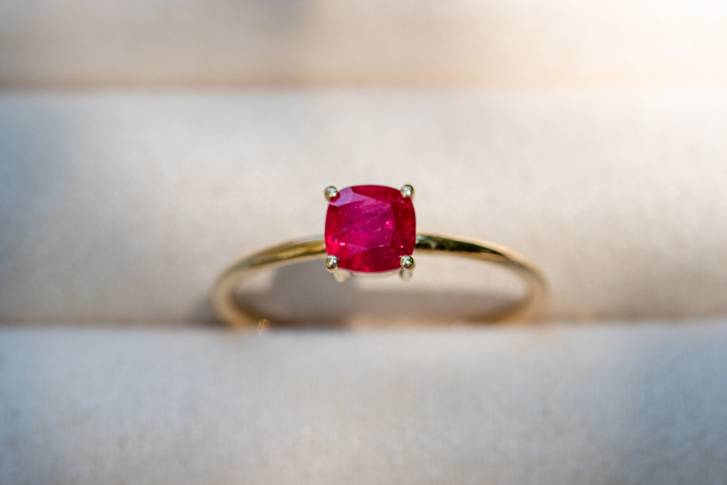 Rubin Ring aus Gold im Kissenschliff