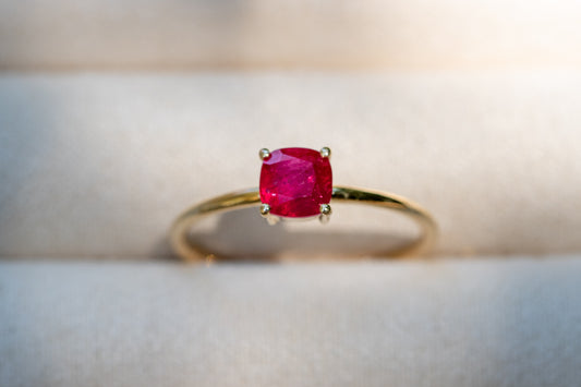 Rubin Ring aus Gold im Kissenschliff