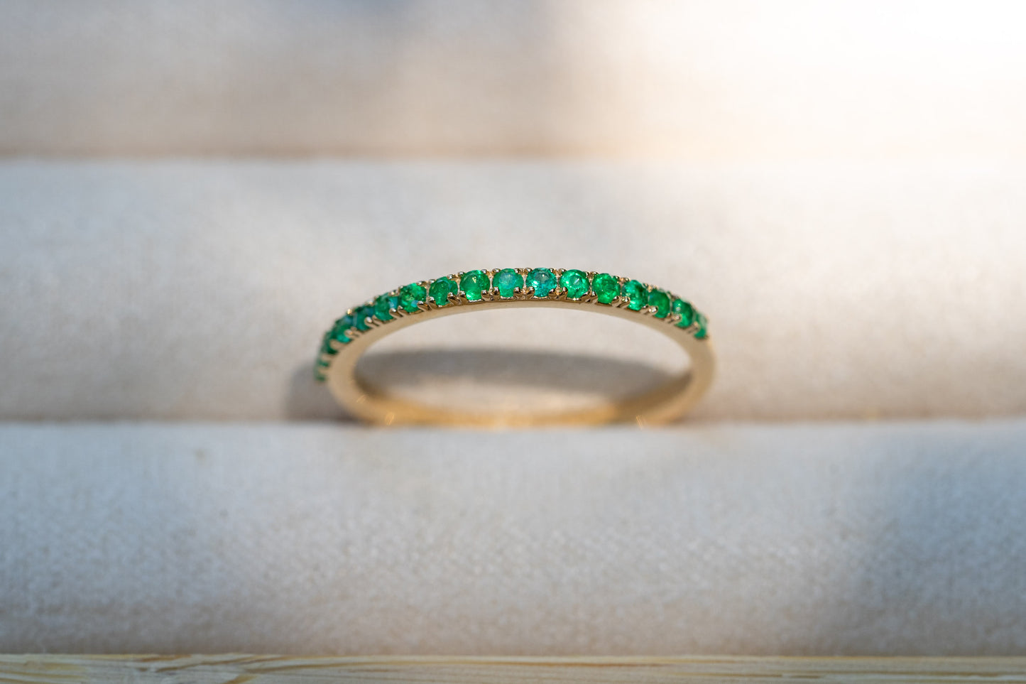 Half Eternity Smaragd Ring aus Gold
