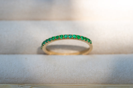 Half Eternity Smaragd Ring aus Gold