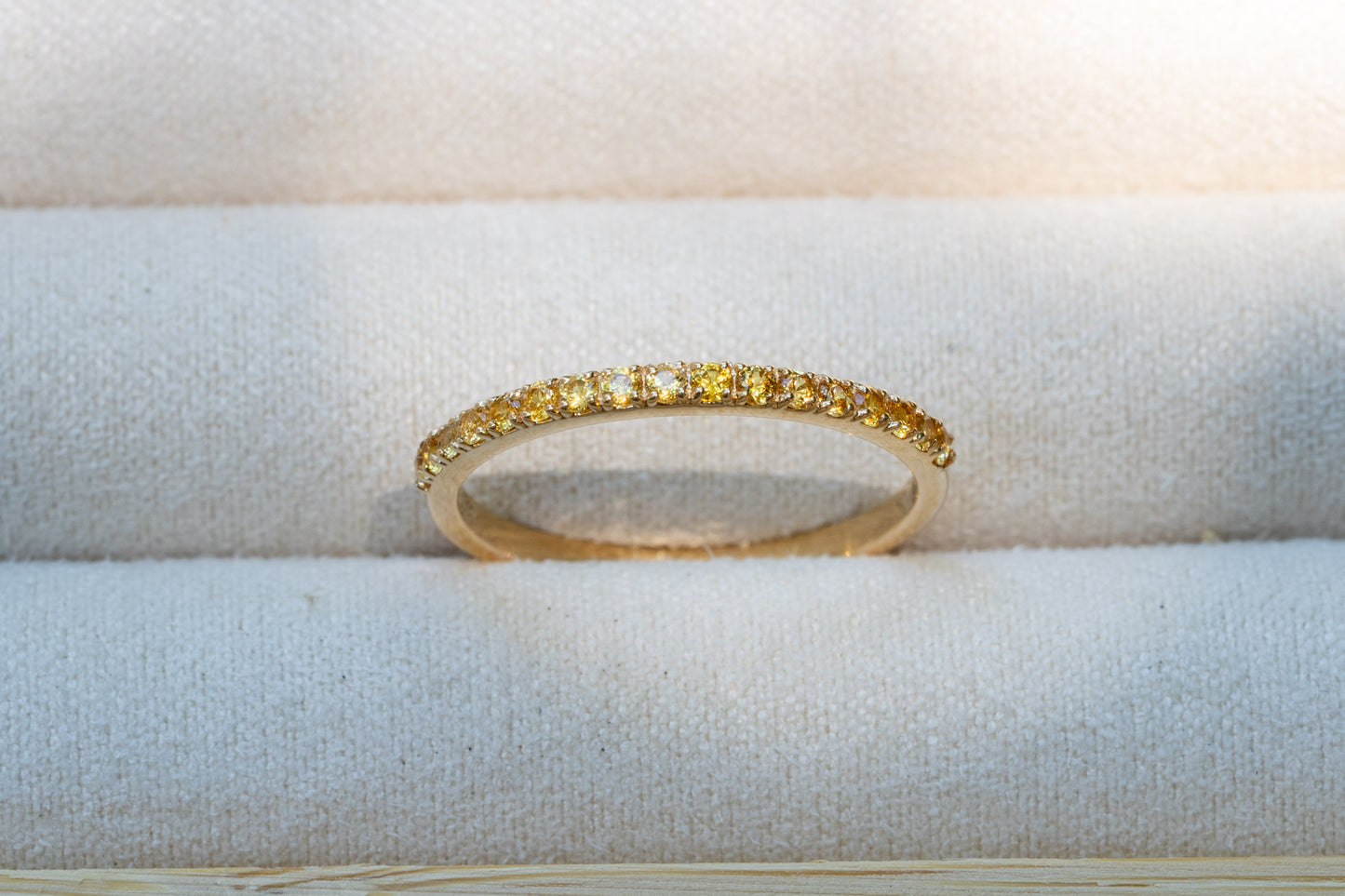 Half Eternity Mandarin Granat Ring aus Gold