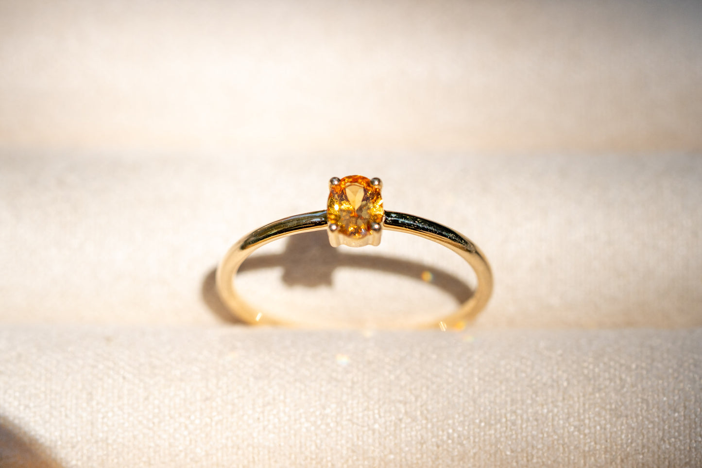 Ovaler Mandarin Granat Ring aus Gold