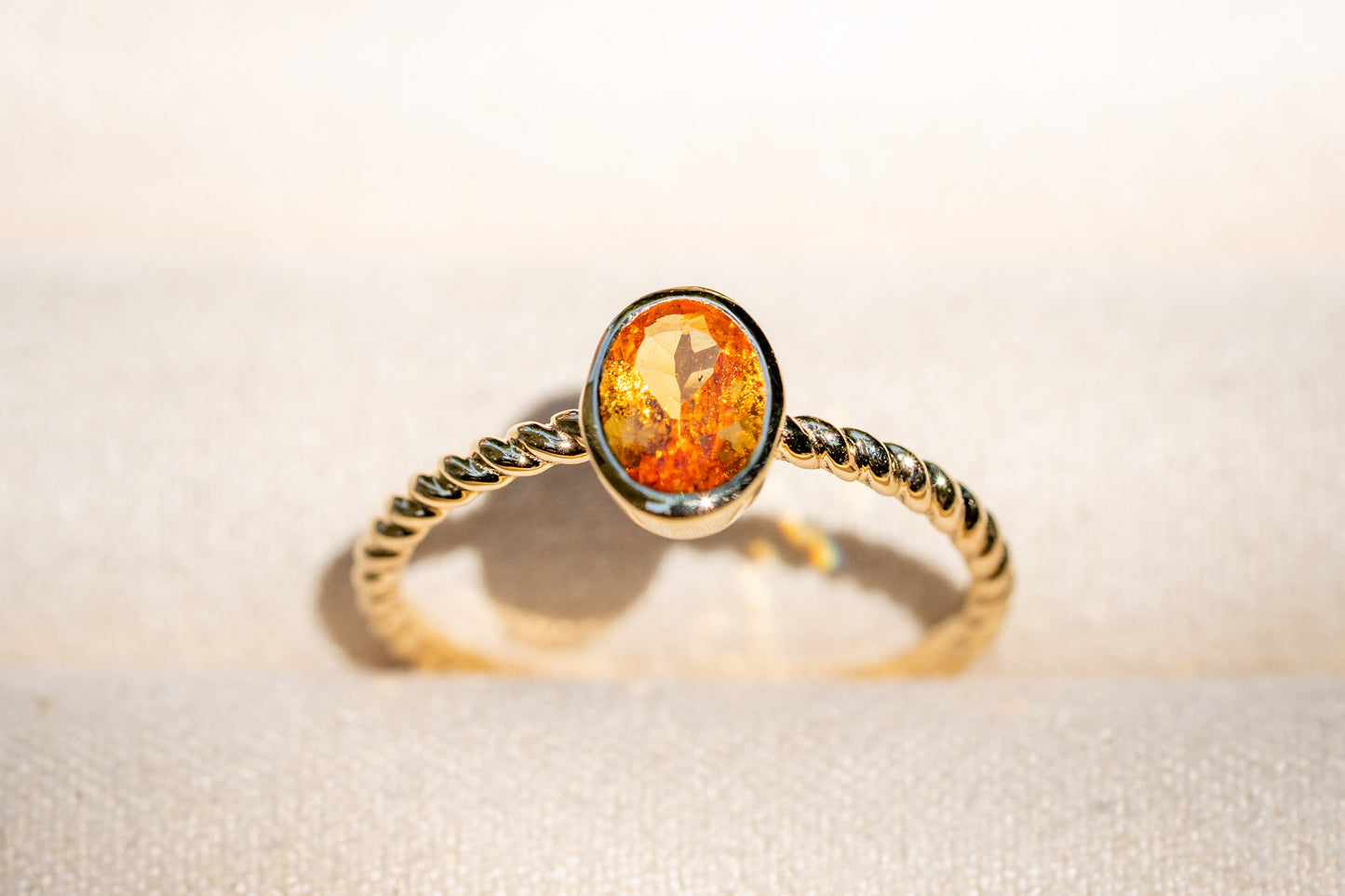 Twisted Spessartin-Granat Ring aus Gold in Zargenfassung