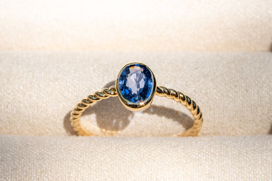 Twisted Blauer Saphir Ring aus Gold in Zargenfassung