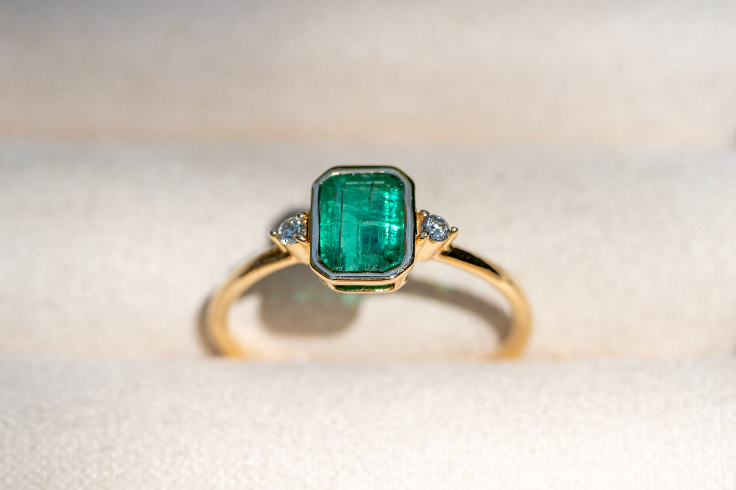 Smaragd Ring aus Gold und Diamant-Akzentsteine