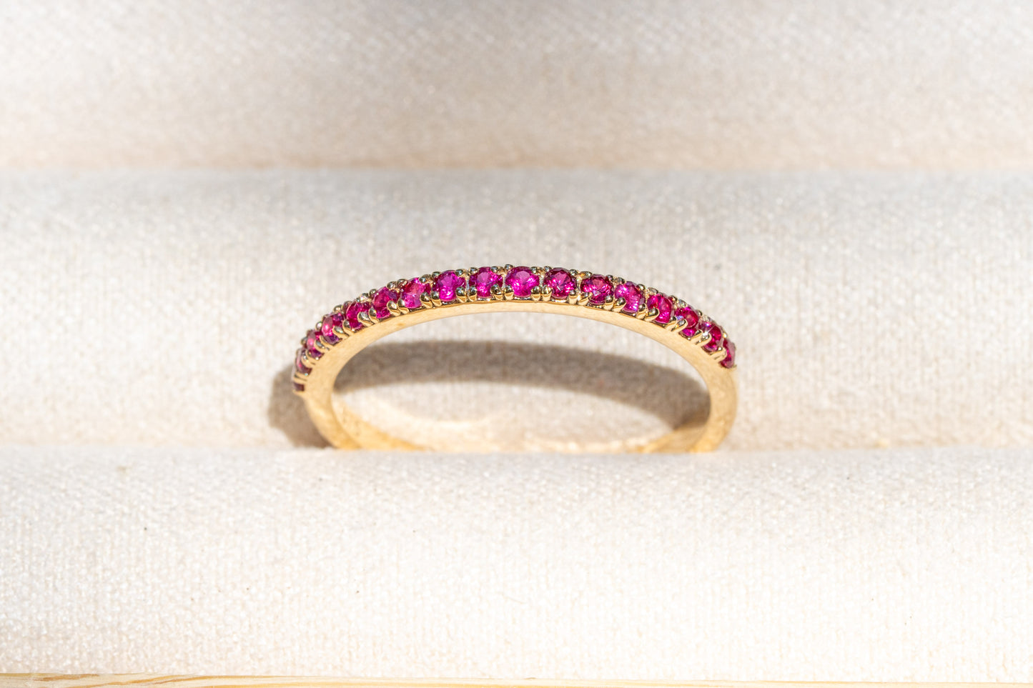 Half Eternity Rubin Ring aus Gold