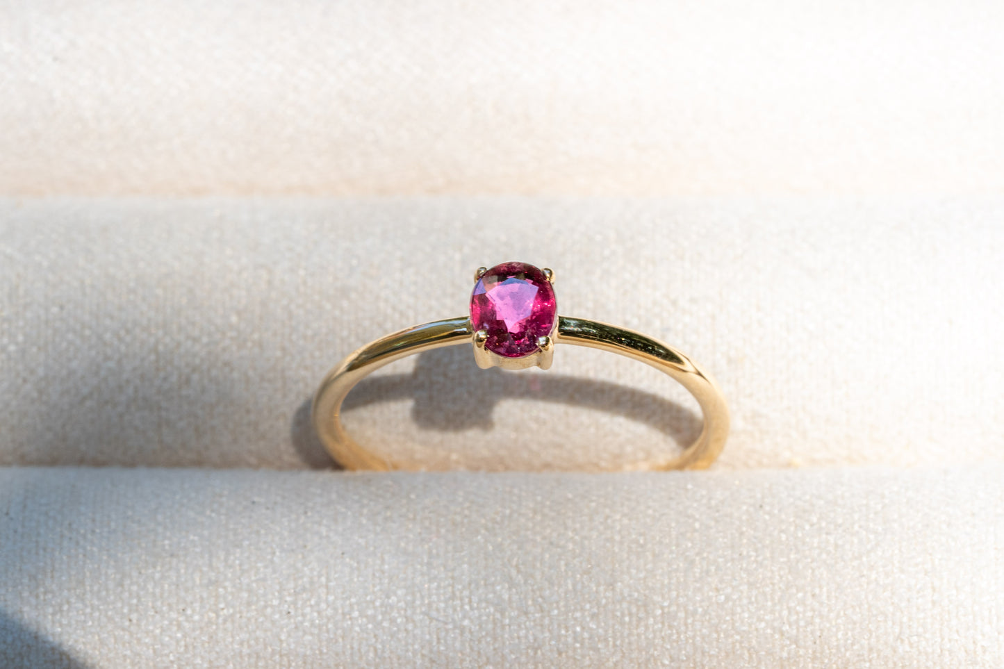 Ovaler Rubin Ring aus Gold
