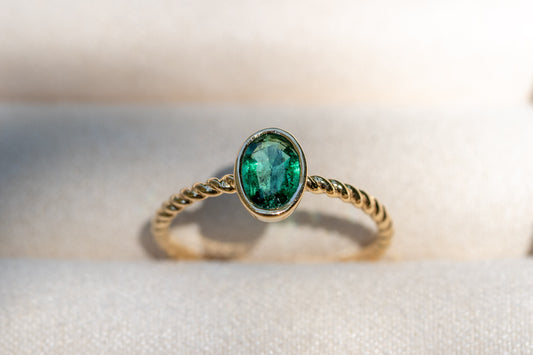 Twisted Smaragd Ring aus Gold in Zargenfassung