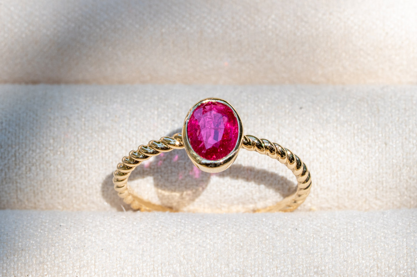 Twisted Rubin Ring aus Gold in Zargenfassung