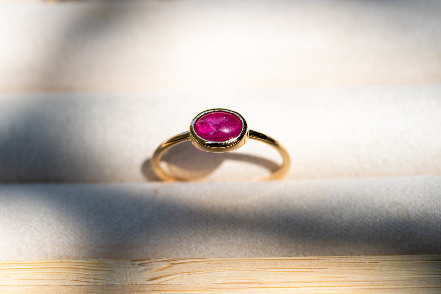 Cabochon Rubin Ring aus Gold in Zargenfassung