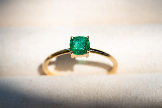 Smaragd Ring aus Gold im Kissenschliff