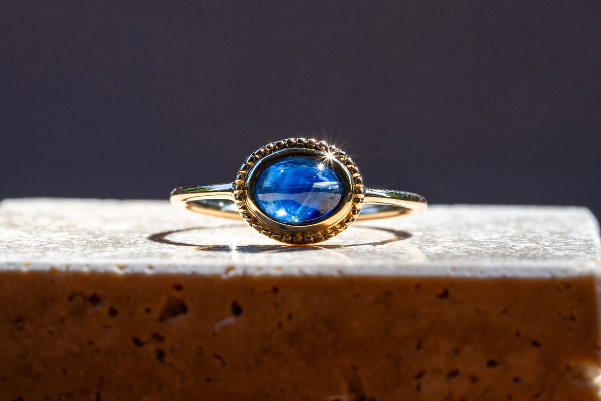 Cabochon Saphir Ring im Vintage Stil aus Gold in Zargenfassung