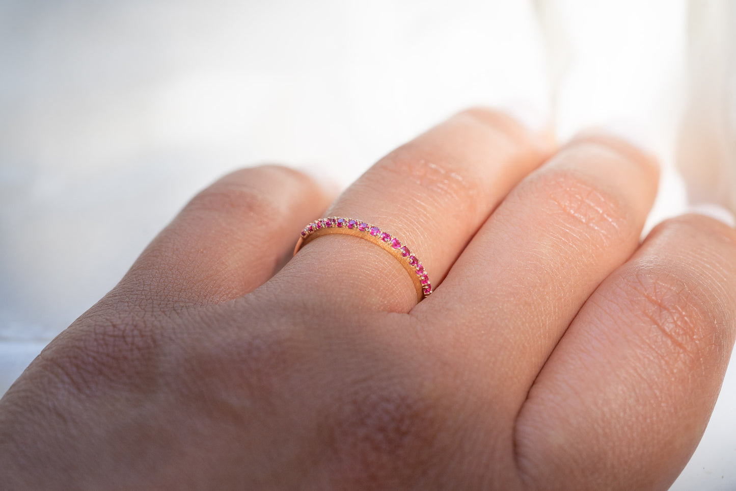 Half Eternity Rubin Ring aus Gold