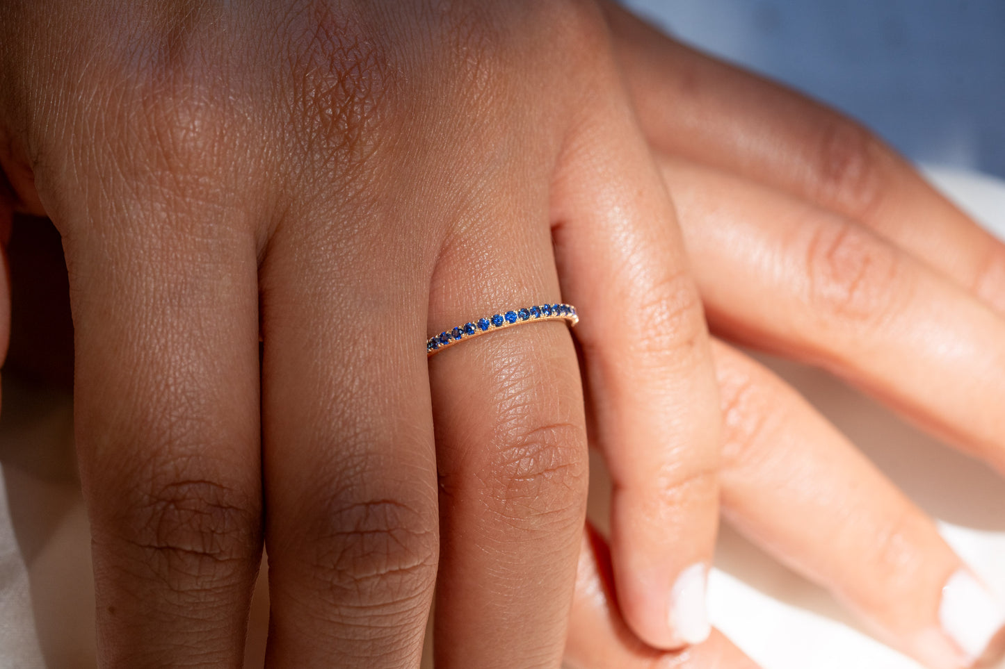 Half Eternity Blauer Saphir Ring aus Gold