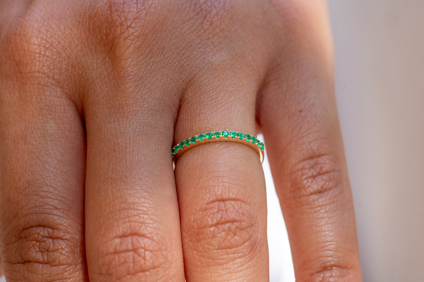 Half Eternity Smaragd Ring aus Gold