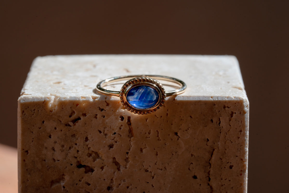 Cabochon Saphir Ring im Vintage Stil aus Gold in Zargenfassung
