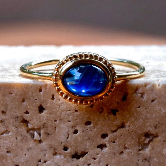 Cabochon Saphir Ring im Vintage Stil aus Gold in Zargenfassung
