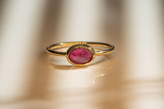 Cabochon Rubin Ring aus Gold in Zargenfassung