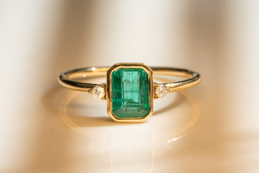 Smaragd Ring aus Gold und Diamant-Akzentsteine
