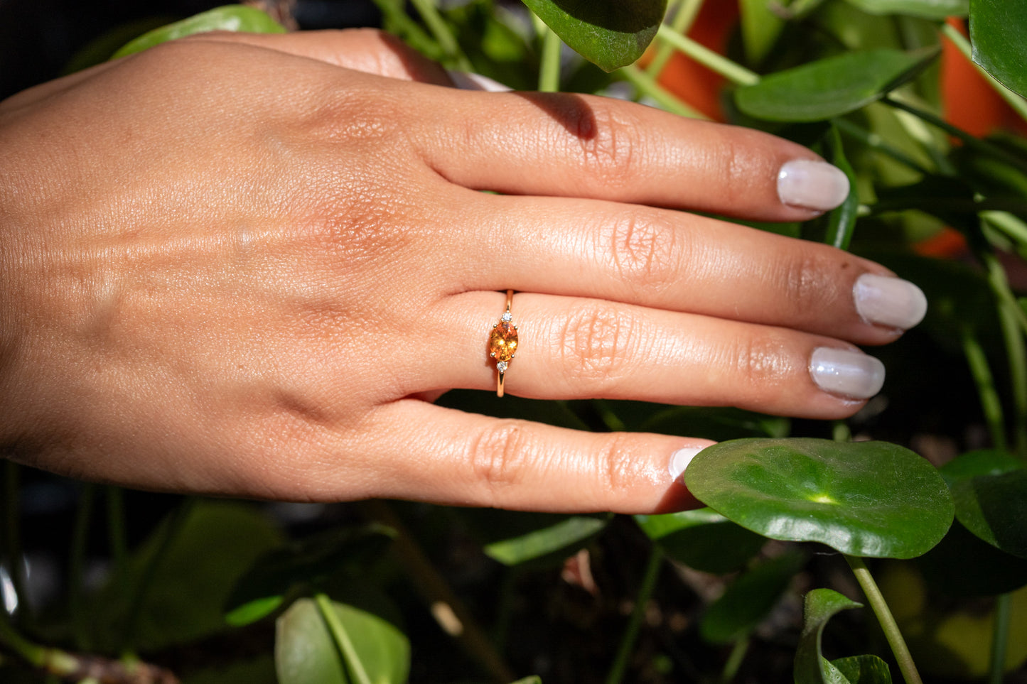 Mandarin Granat Ring aus Gold mit Diamant-Akzentsteinen