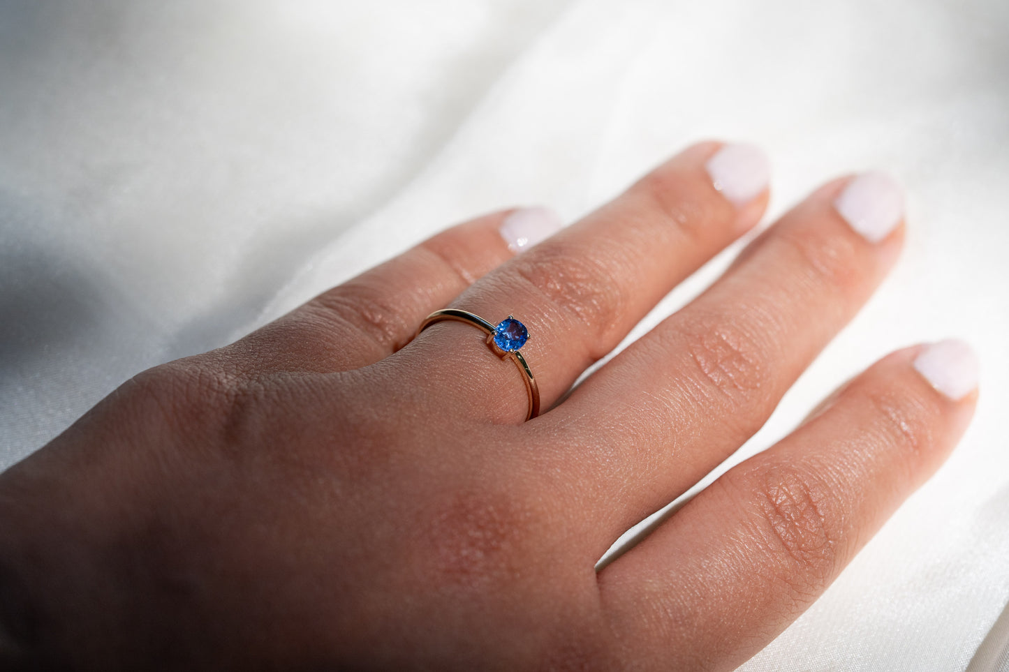Ovaler Blauer Saphir Ring aus Gold