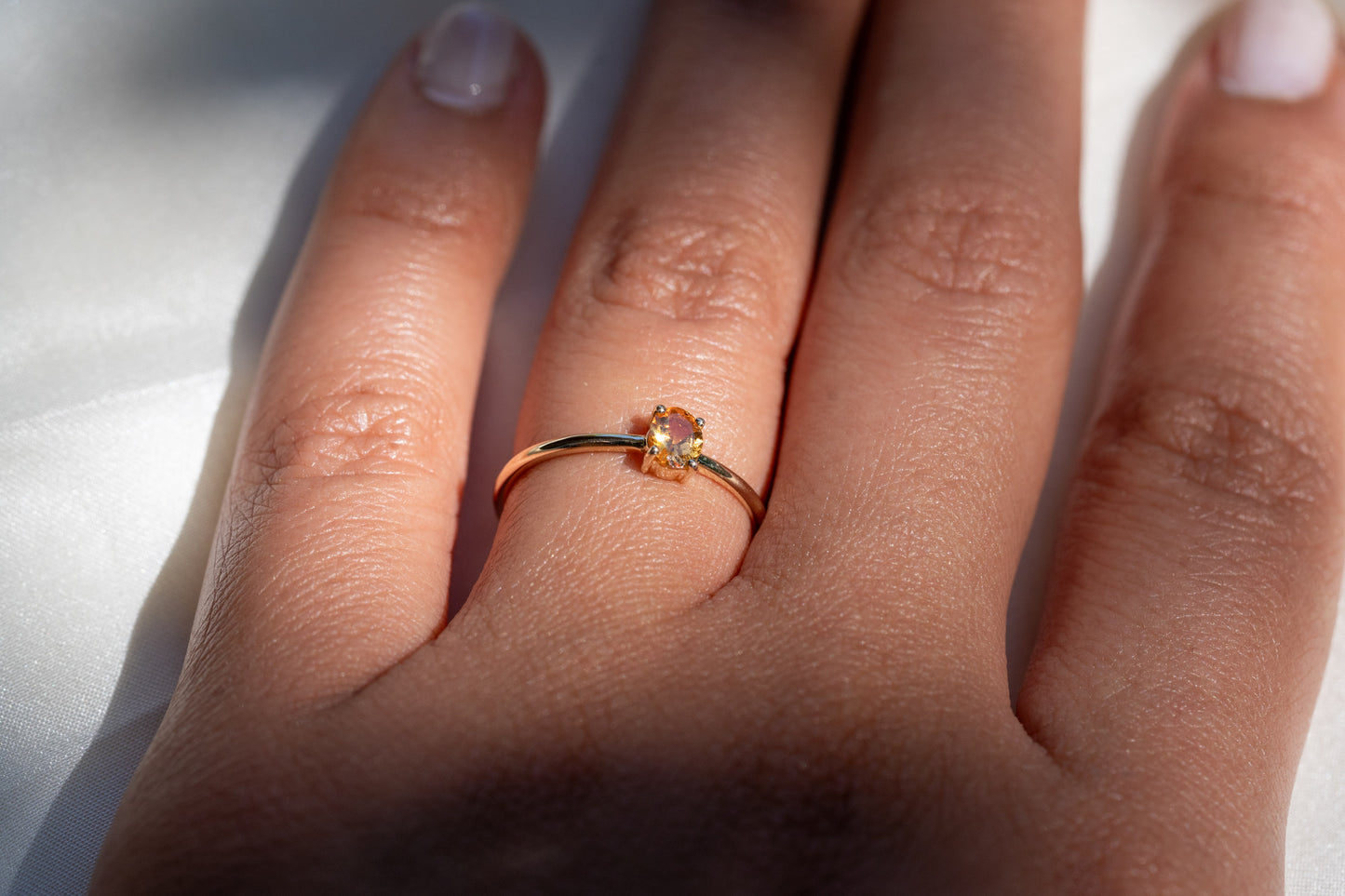 Ovaler Mandarin Granat Ring aus Gold