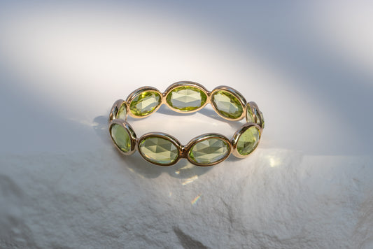Peridot Eternity Ring aus Gold