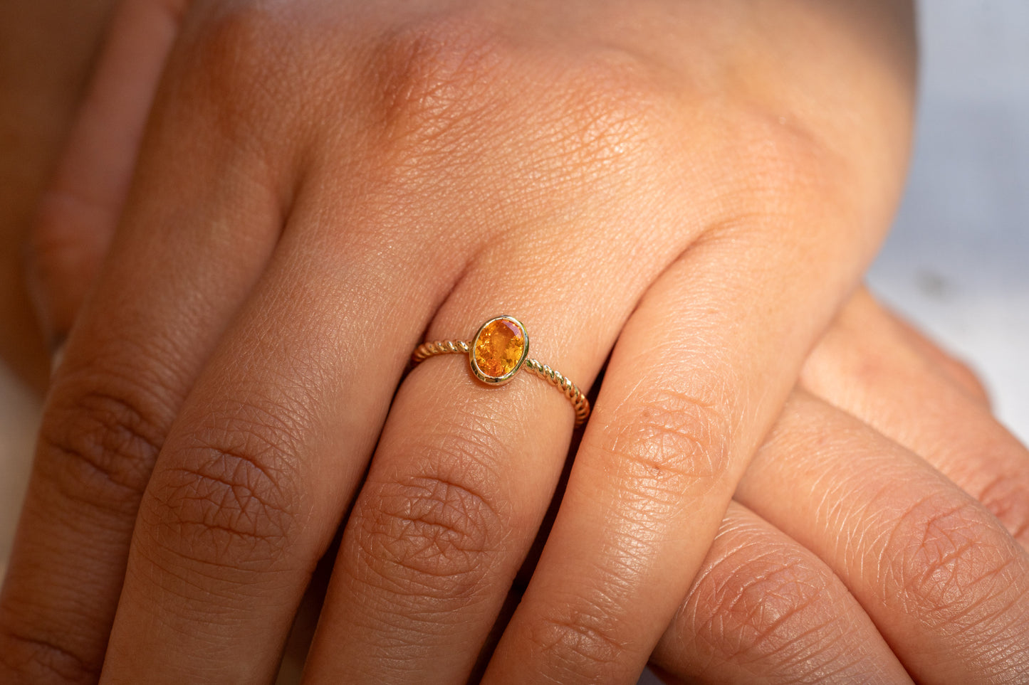 Twisted Spessartin-Granat Ring aus Gold in Zargenfassung