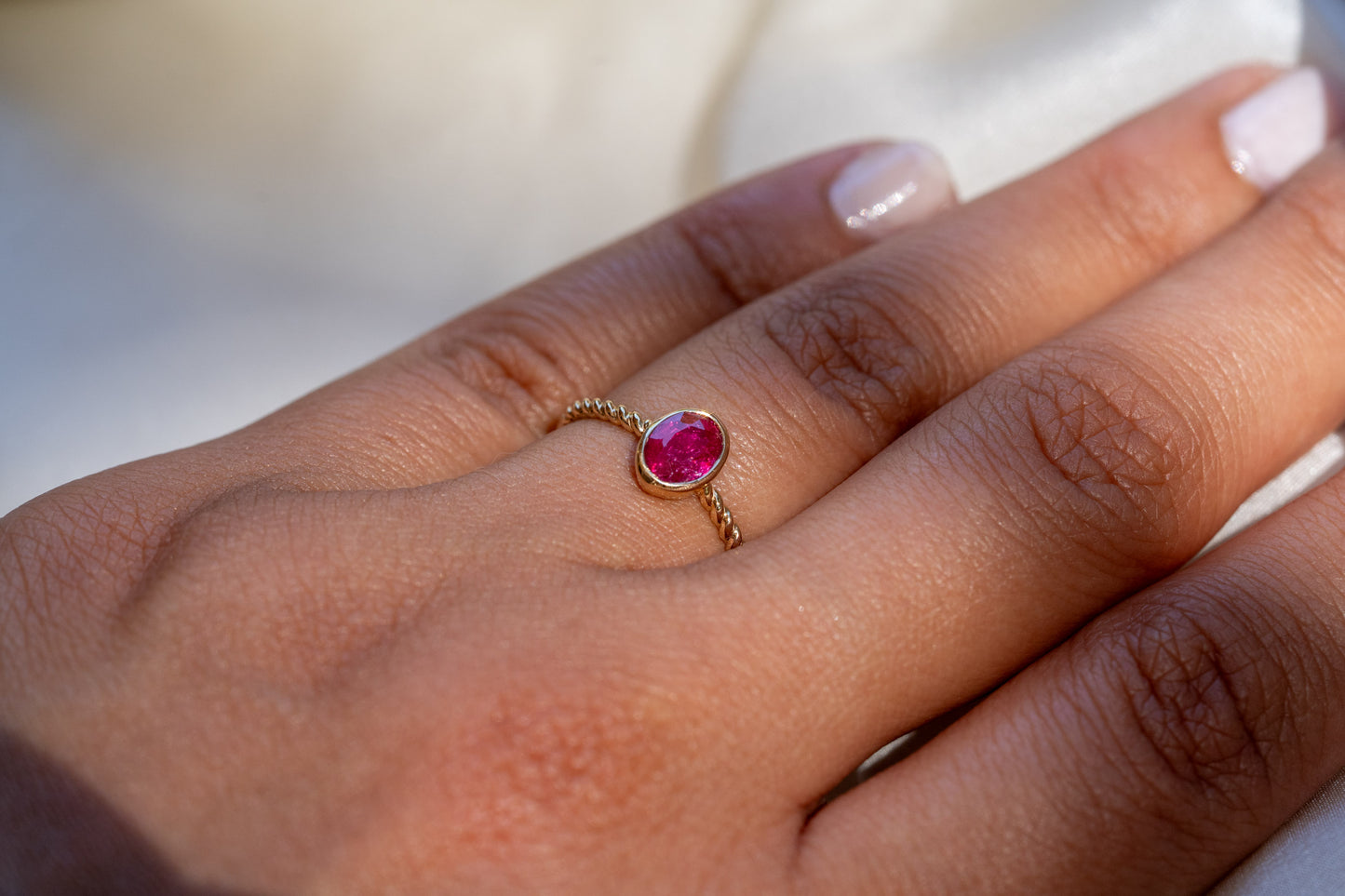 Twisted Rubin Ring aus Gold in Zargenfassung