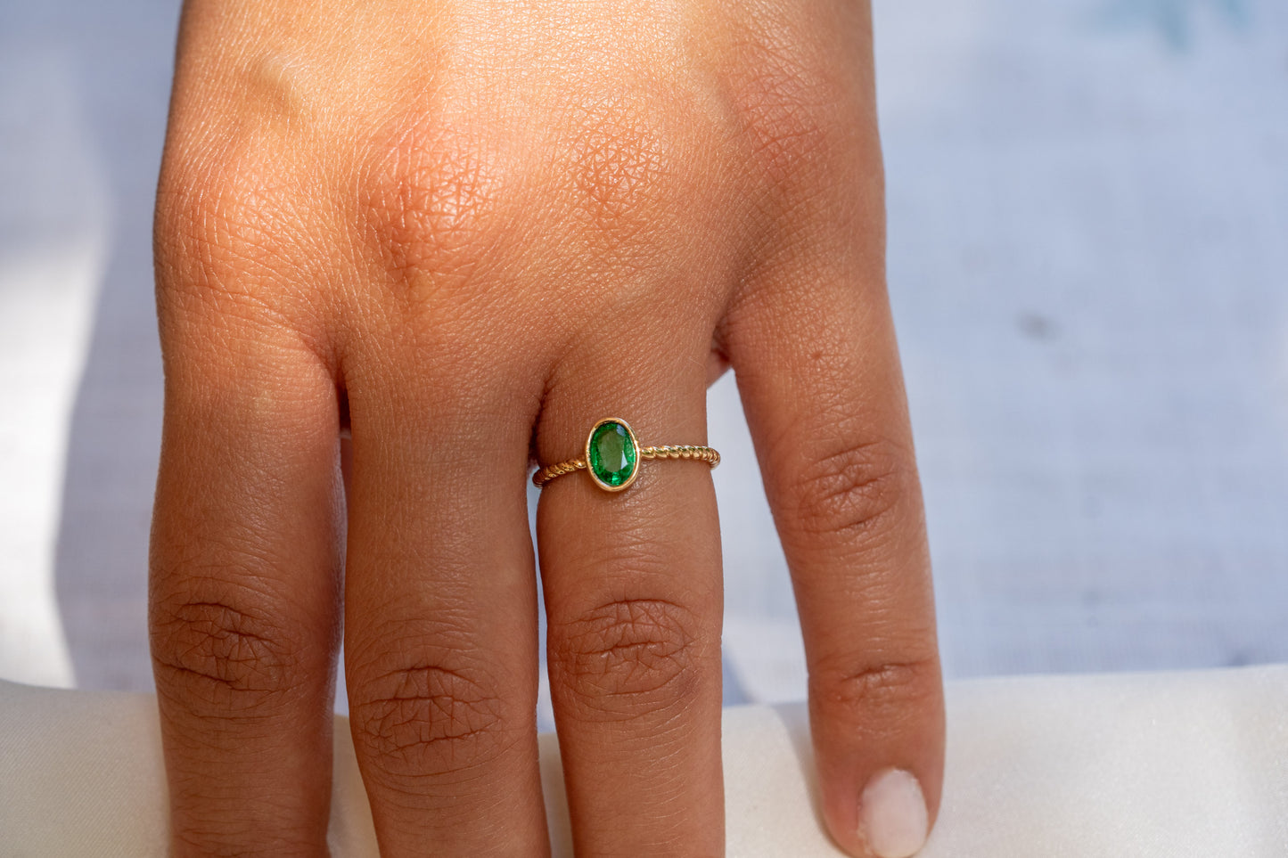 Twisted Smaragd Ring aus Gold in Zargenfassung