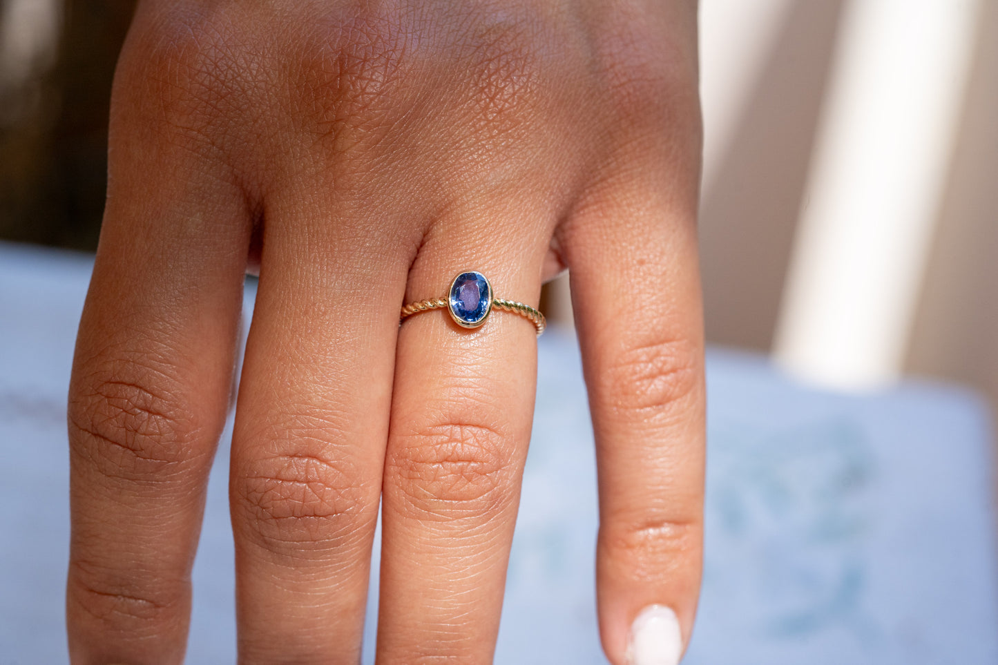 Twisted Blauer Saphir Ring aus Gold in Zargenfassung