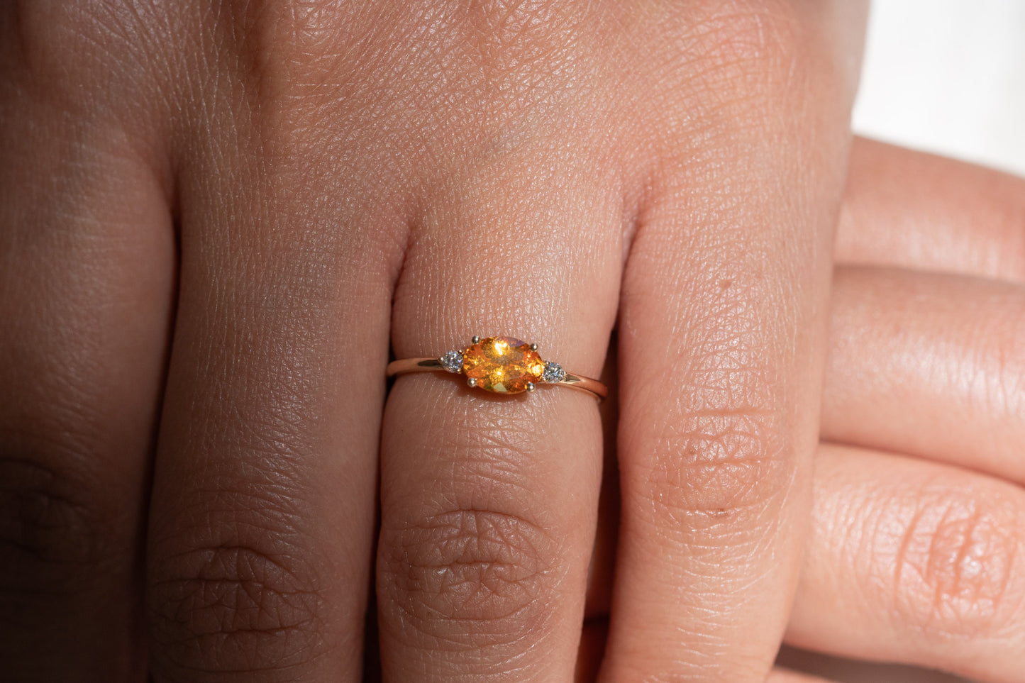 Mandarin Granat Ring aus Gold mit Diamant-Akzentsteinen
