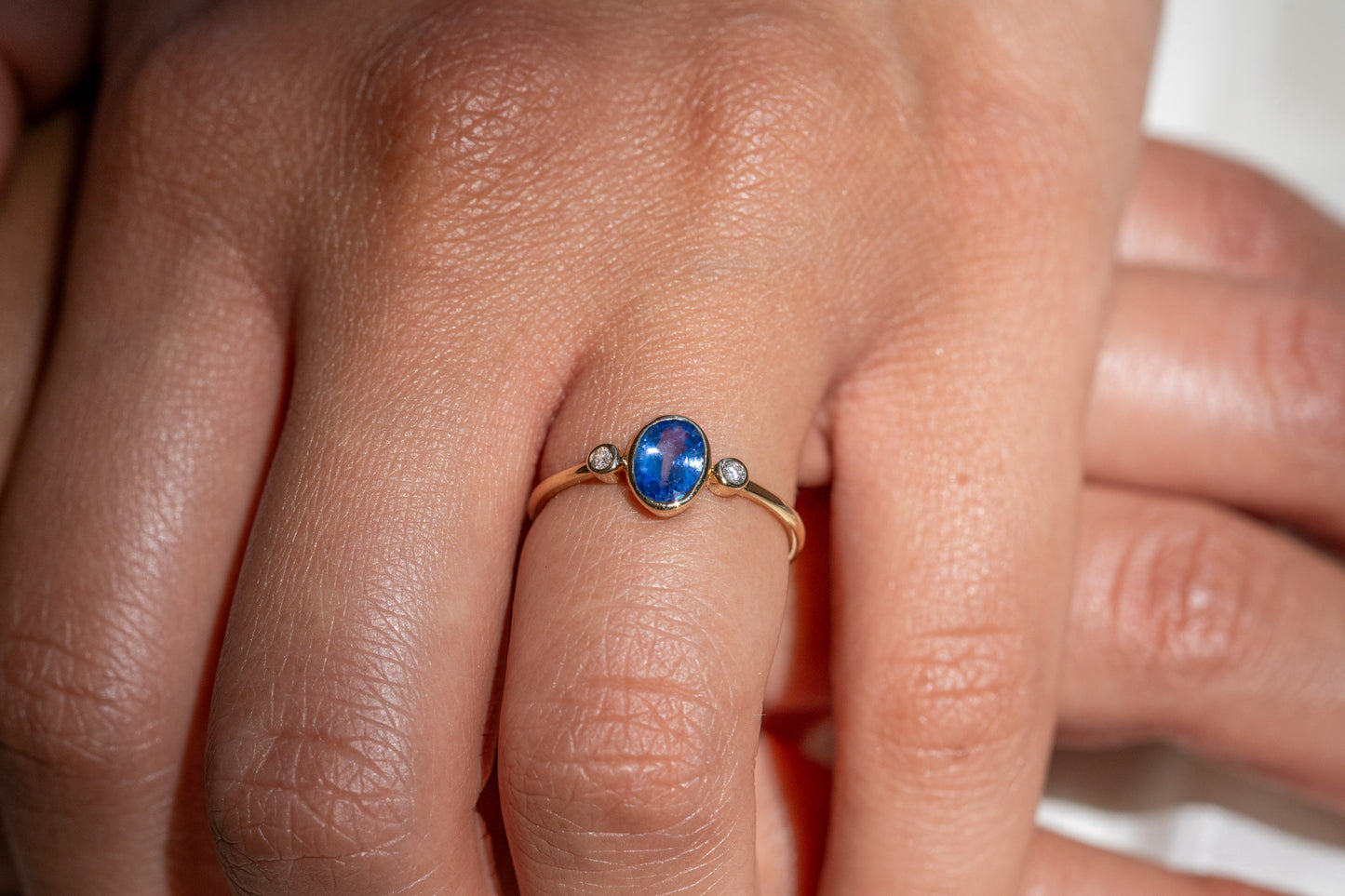 Blauer Saphir Ring aus Gold mit Diamant-Akzentsteine