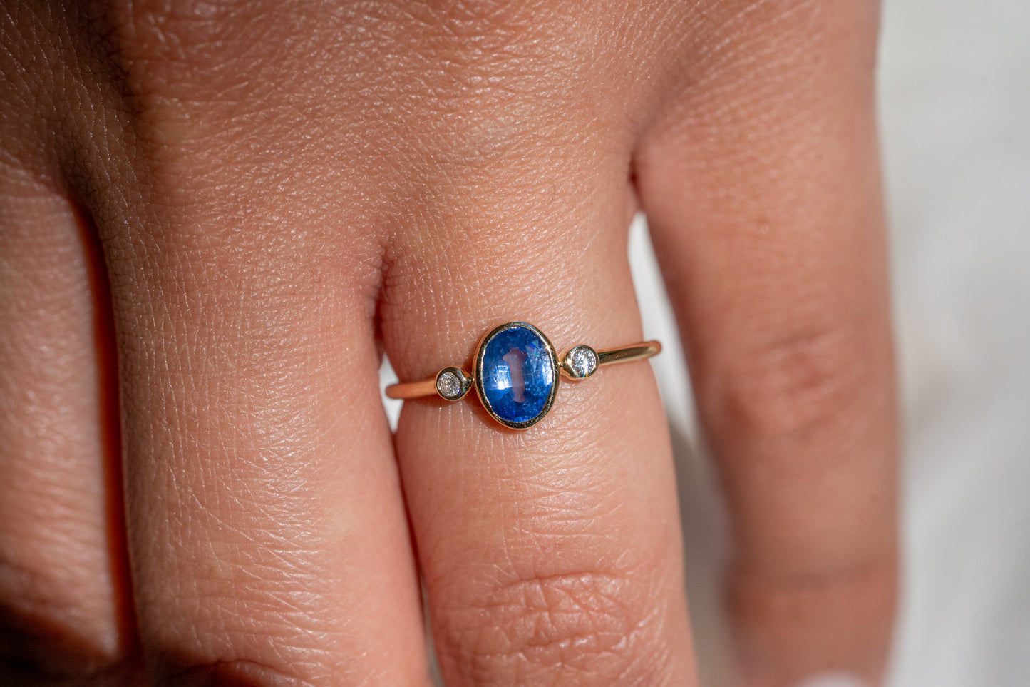 Blauer Saphir Ring aus Gold mit Diamant-Akzentsteine