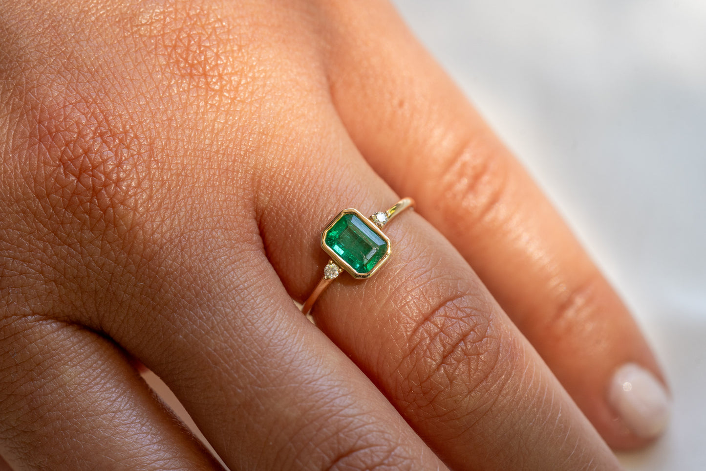 Smaragd Ring aus Gold und Diamant-Akzentsteine